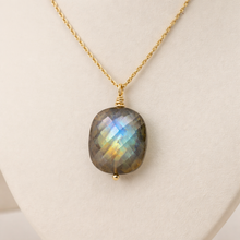 Load image into Gallery viewer, Single stone pendant necklace - N419: Labradorite
